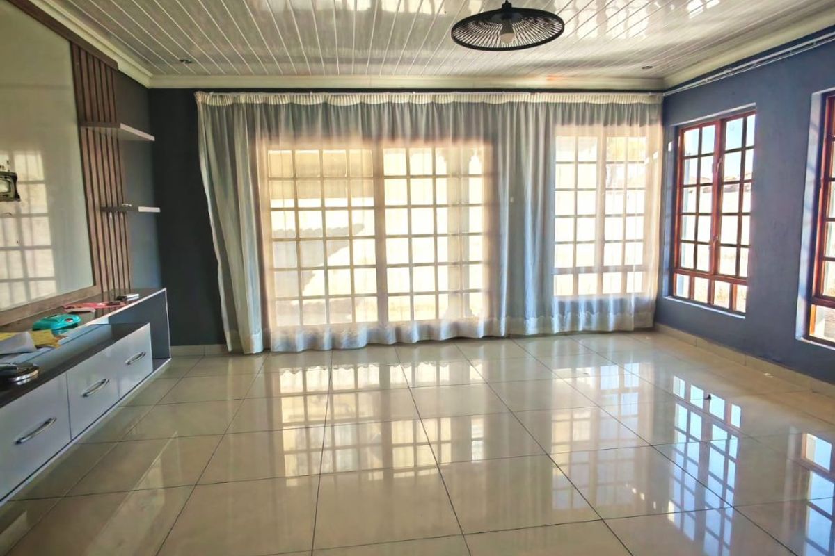 Modern & Spacious 4-Bedroom Family Home to Rent in Serala View - Photo 2