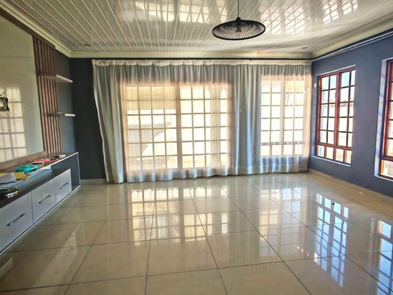 Modern & Spacious 4-Bedroom Family Home to Rent in Serala View - Photo 2