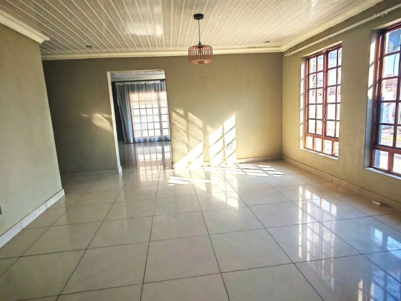Modern & Spacious 4-Bedroom Family Home to Rent in Serala View - Photo 8
