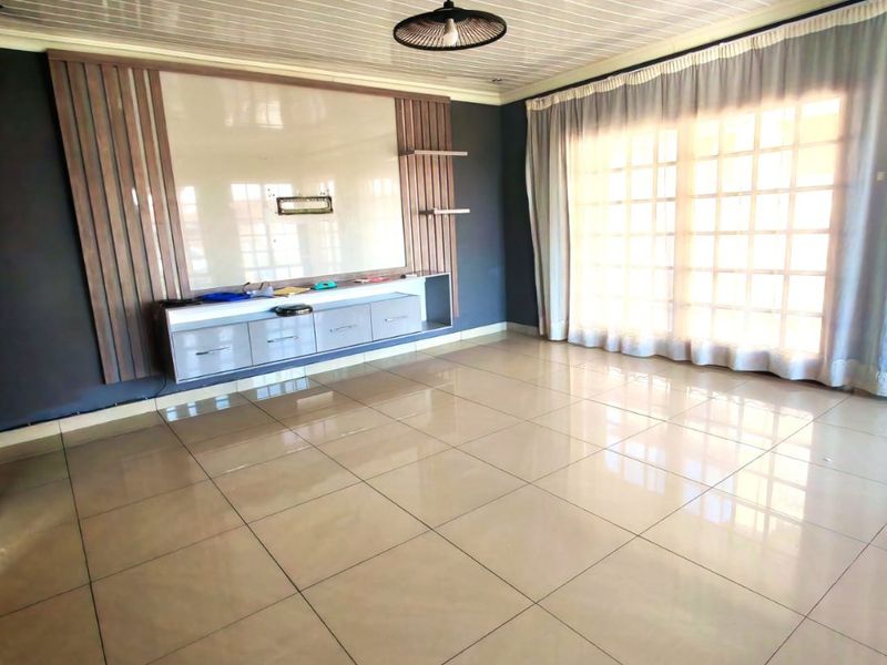 Modern & Spacious 4-Bedroom Family Home to Rent in Serala View - Photo 6