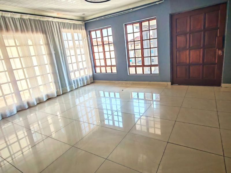 Modern & Spacious 4-Bedroom Family Home to Rent in Serala View - Photo 4