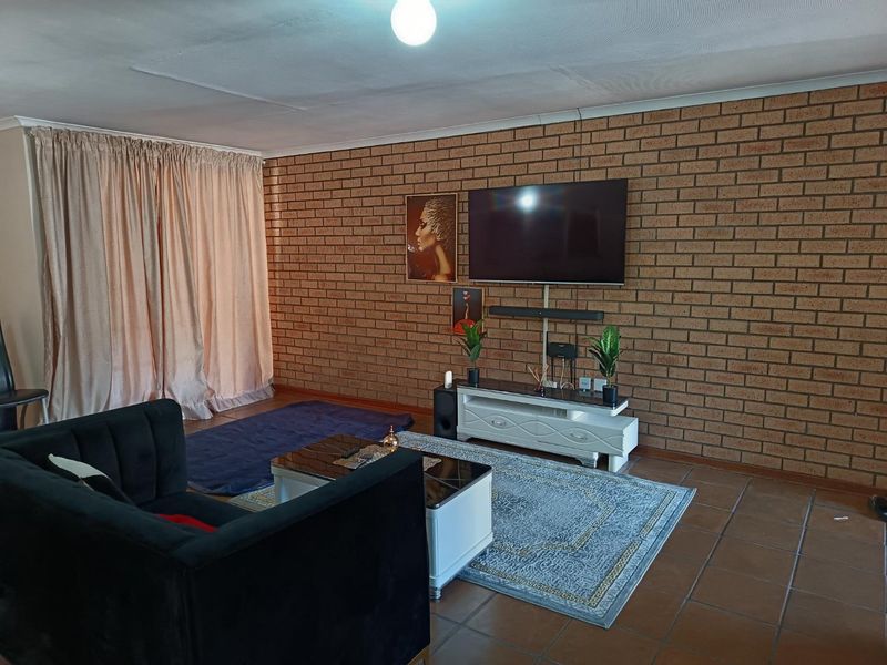 Modern 2 Bedroom, 2 Bathroom Apartment for Sale in Secure Estate - Photo 7