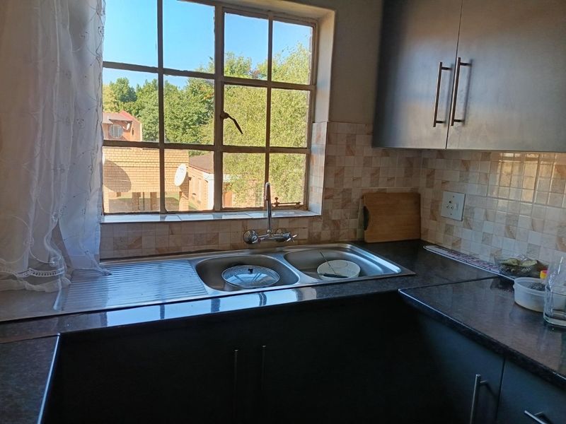 Modern 2 Bedroom, 2 Bathroom Apartment for Sale in Secure Estate - Photo 5