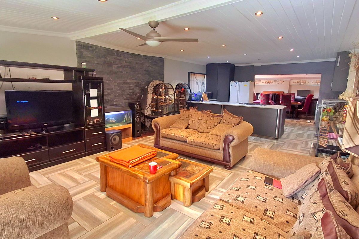 3 Bedrooms home for sale in Sasolburg close to high school and primary school  - Photo 2