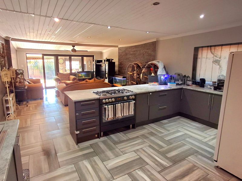 3 Bedrooms home for sale in Sasolburg close to high school and primary school  - Photo 1