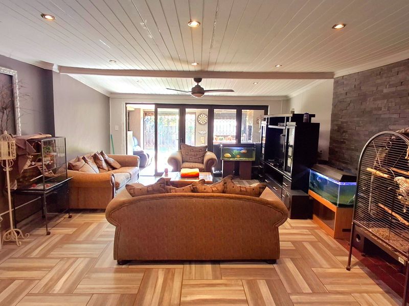 3 Bedrooms home for sale in Sasolburg close to high school and primary school  - Photo 10