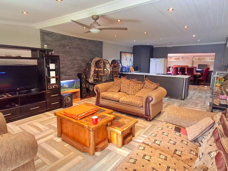 3 Bedrooms home for sale in Sasolburg close to high school and primary school  - Photo 2