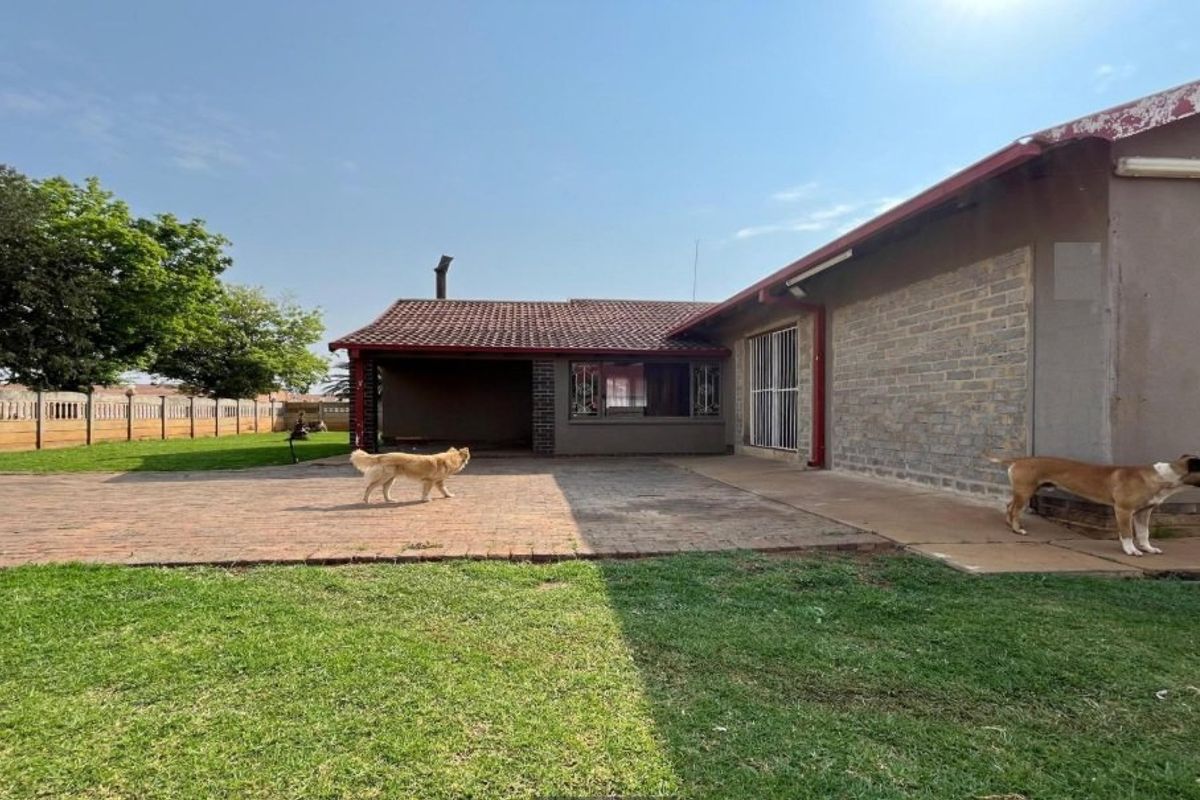 Spacious Family Home with Pool and Braai - Photo 3