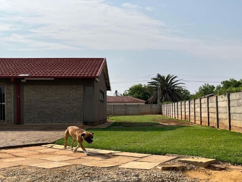Spacious Family Home with Pool and Braai - Photo 1