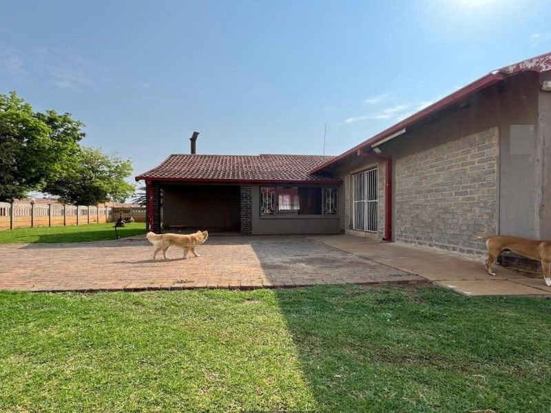 Spacious Family Home with Pool and Braai - Photo 3