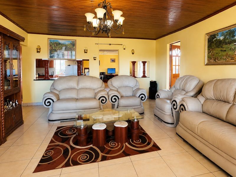 Elegant 5-Bedroom family home with 2bedroom flatlet,swimming pool, lapa and garage - Photo 2