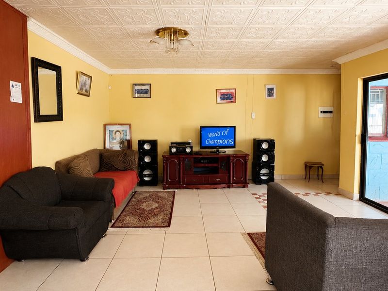 Elegant 5-Bedroom family home with 2bedroom flatlet,swimming pool, lapa and garage - Photo 5