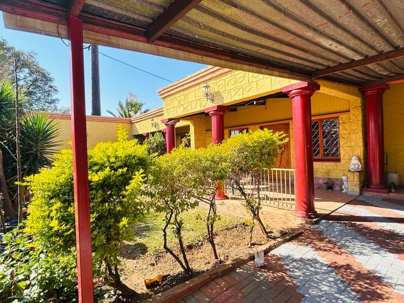 Elegant 5-Bedroom family home with 2bedroom flatlet,swimming pool, lapa and garage - Photo 1