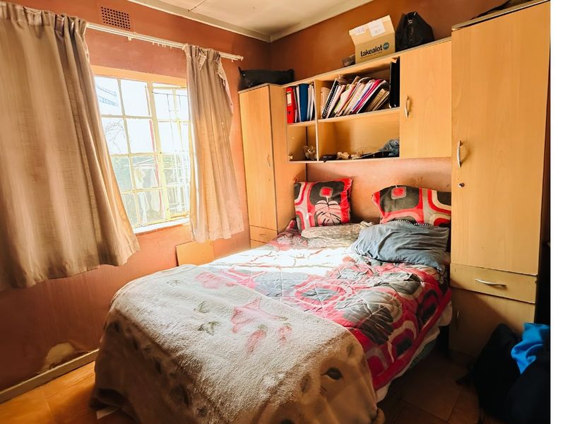 Elegant 5-Bedroom family home with 2bedroom flatlet,swimming pool, lapa and garage - Photo 10