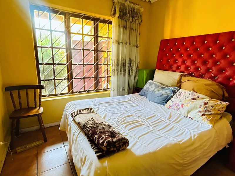 Elegant 5-Bedroom family home with 2bedroom flatlet,swimming pool, lapa and garage - Photo 9