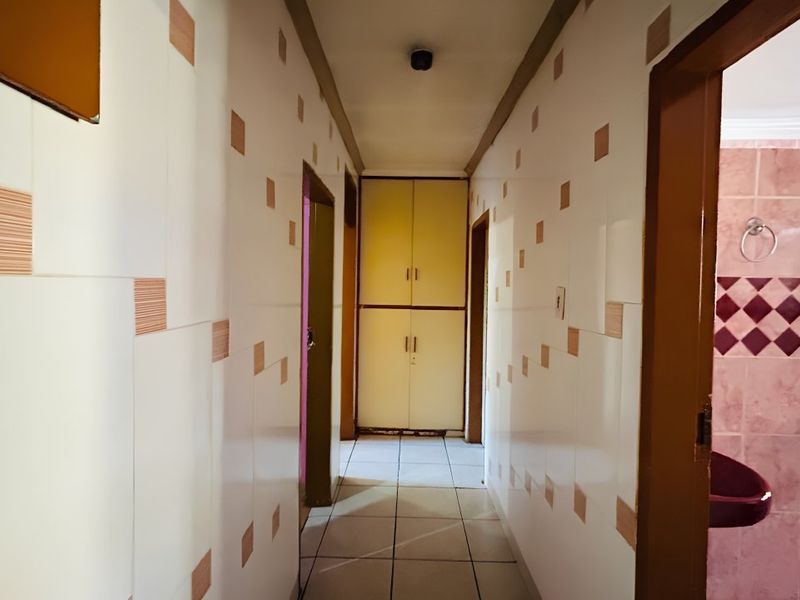 Elegant 5-Bedroom family home with 2bedroom flatlet,swimming pool, lapa and garage - Photo 8