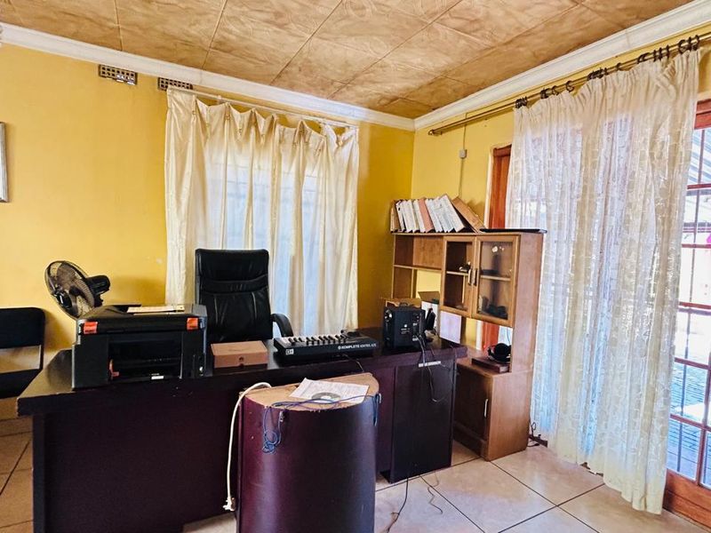 Elegant 5-Bedroom family home with 2bedroom flatlet,swimming pool, lapa and garage - Photo 6
