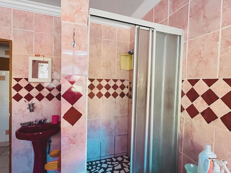 Elegant 5-Bedroom family home with 2bedroom flatlet,swimming pool, lapa and garage - Photo 7