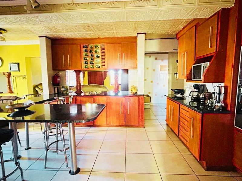 Elegant 5-Bedroom family home with 2bedroom flatlet,swimming pool, lapa and garage - Photo 3