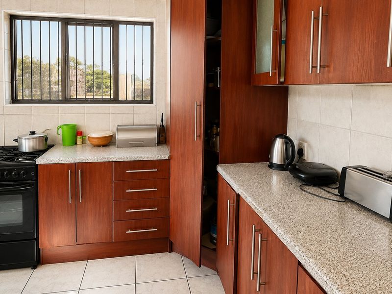 Elegant 5-Bedroom family home with 2bedroom flatlet,swimming pool, lapa and garage - Photo 4