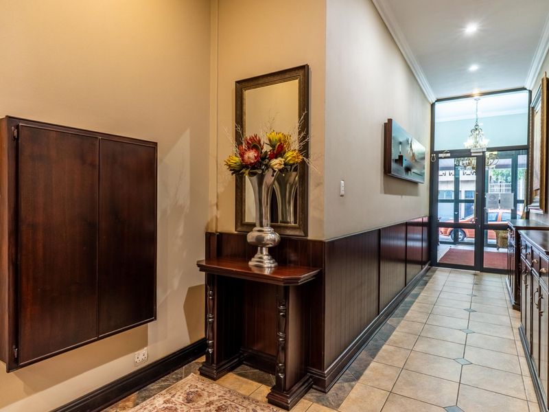 Upmarket commercial building - Photo 10