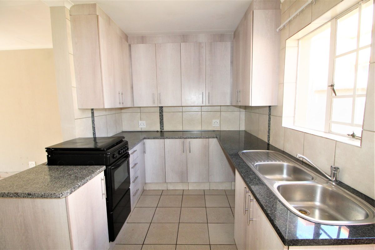 Lovely 3-Bedroom House to Rent in Rooihuiskraal North - Photo 5