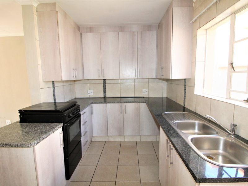 Lovely 3-Bedroom House to Rent in Rooihuiskraal North - Photo 5