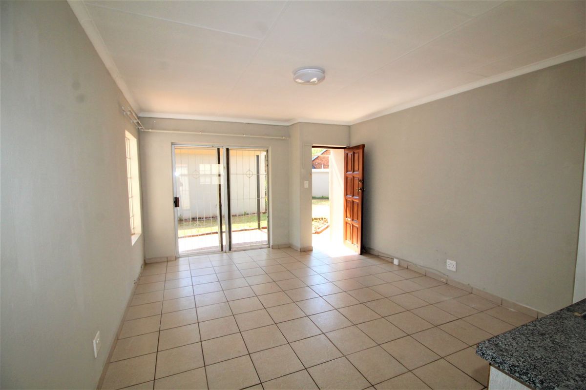 Lovely 3-Bedroom House to Rent in Rooihuiskraal North - Photo 3