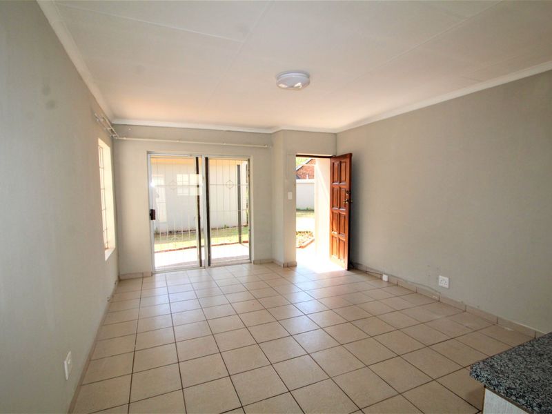 Lovely 3-Bedroom House to Rent in Rooihuiskraal North - Photo 3