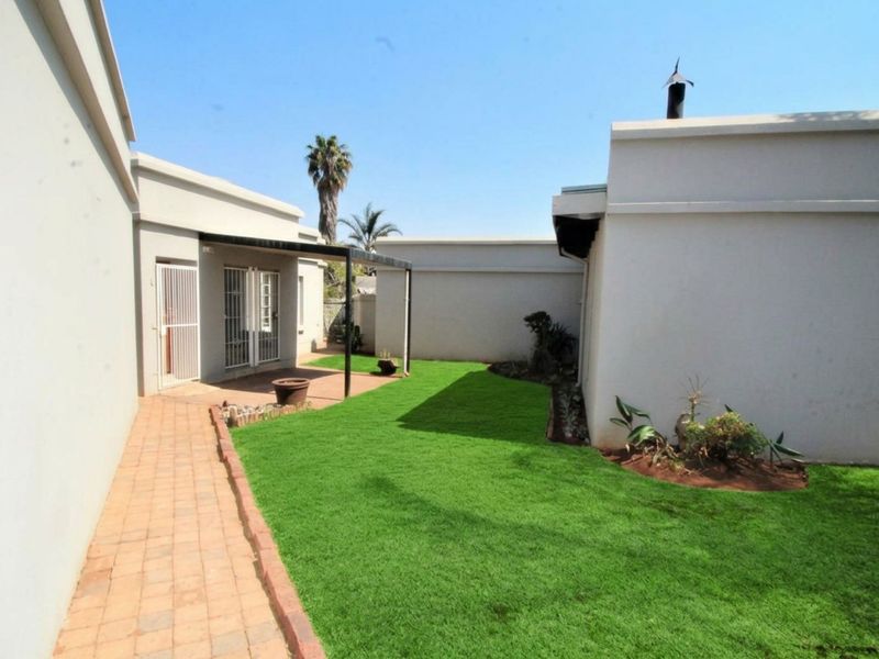 Lovely 3-Bedroom House to Rent in Rooihuiskraal North - Photo 1