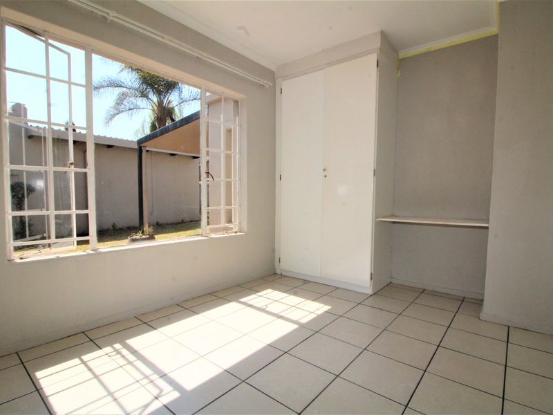 Lovely 3-Bedroom House to Rent in Rooihuiskraal North - Photo 8