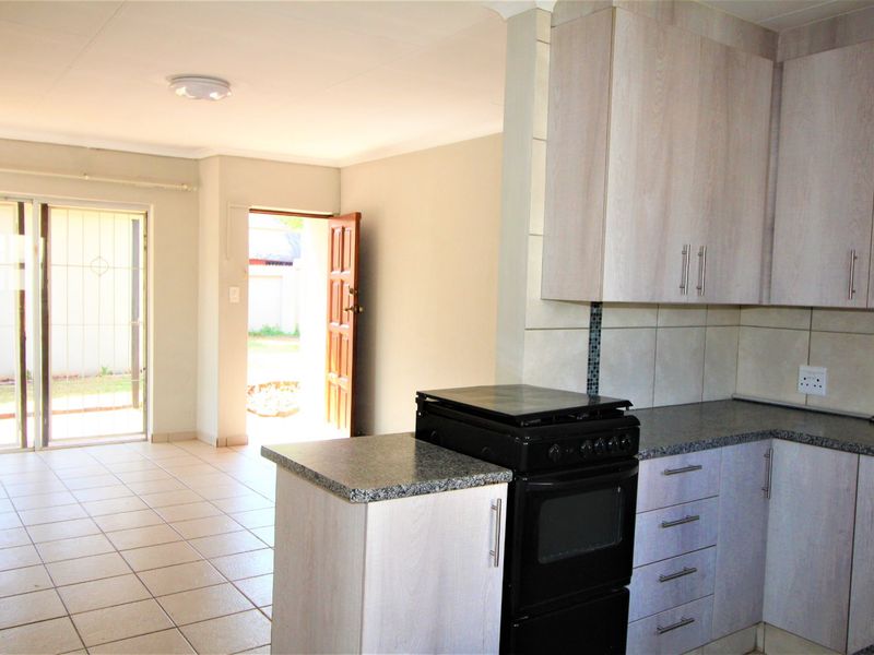 Lovely 3-Bedroom House to Rent in Rooihuiskraal North - Photo 7