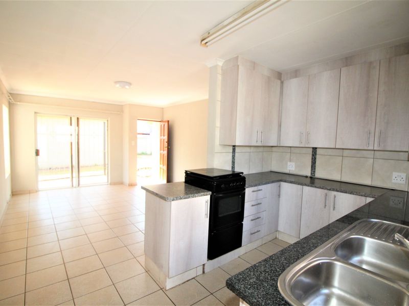 Lovely 3-Bedroom House to Rent in Rooihuiskraal North - Photo 6