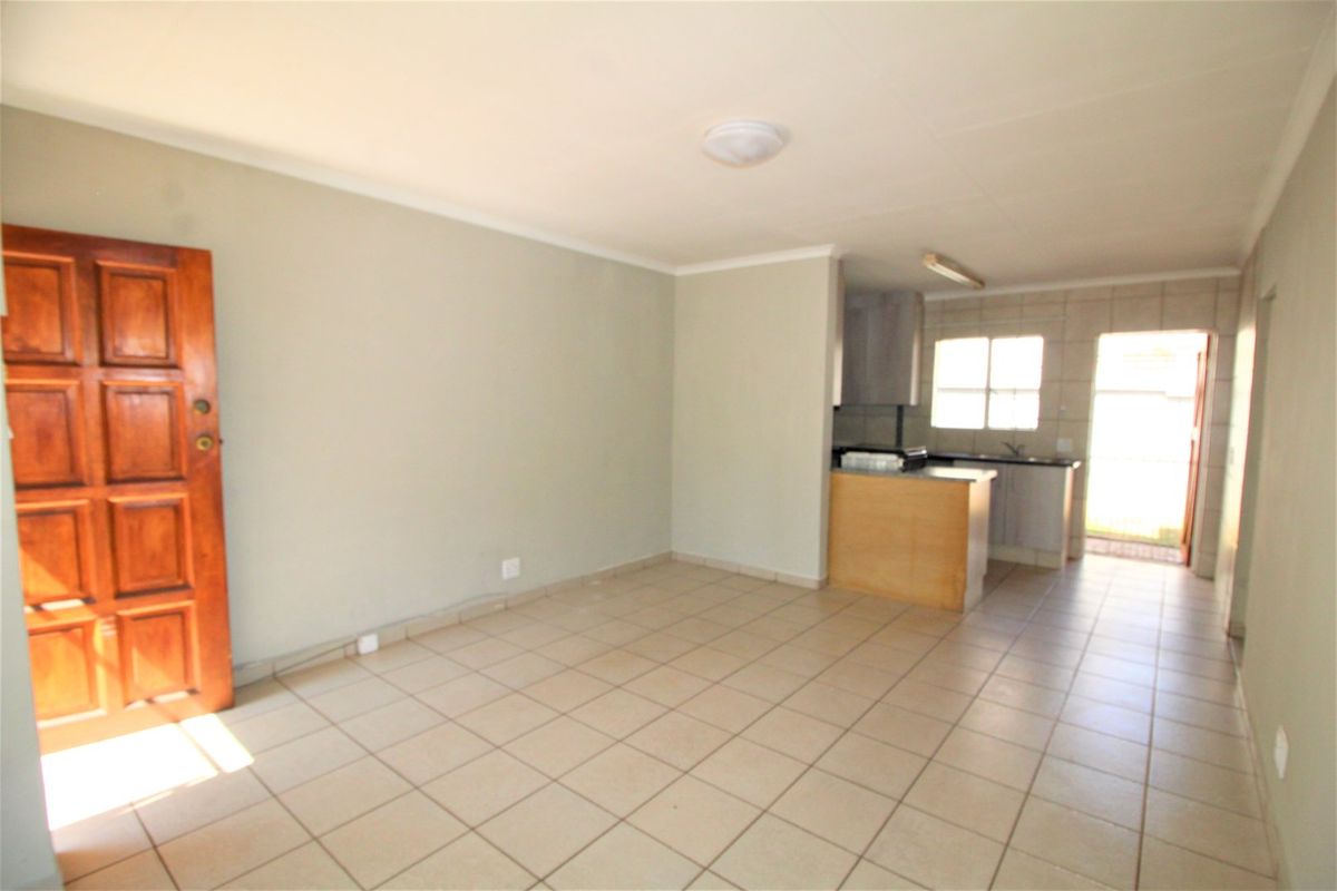 Lovely 3-Bedroom House to Rent in Rooihuiskraal North - Photo 2