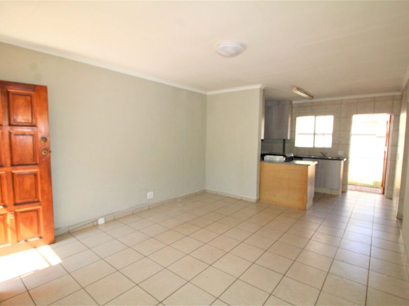 Lovely 3-Bedroom House to Rent in Rooihuiskraal North - Photo 2