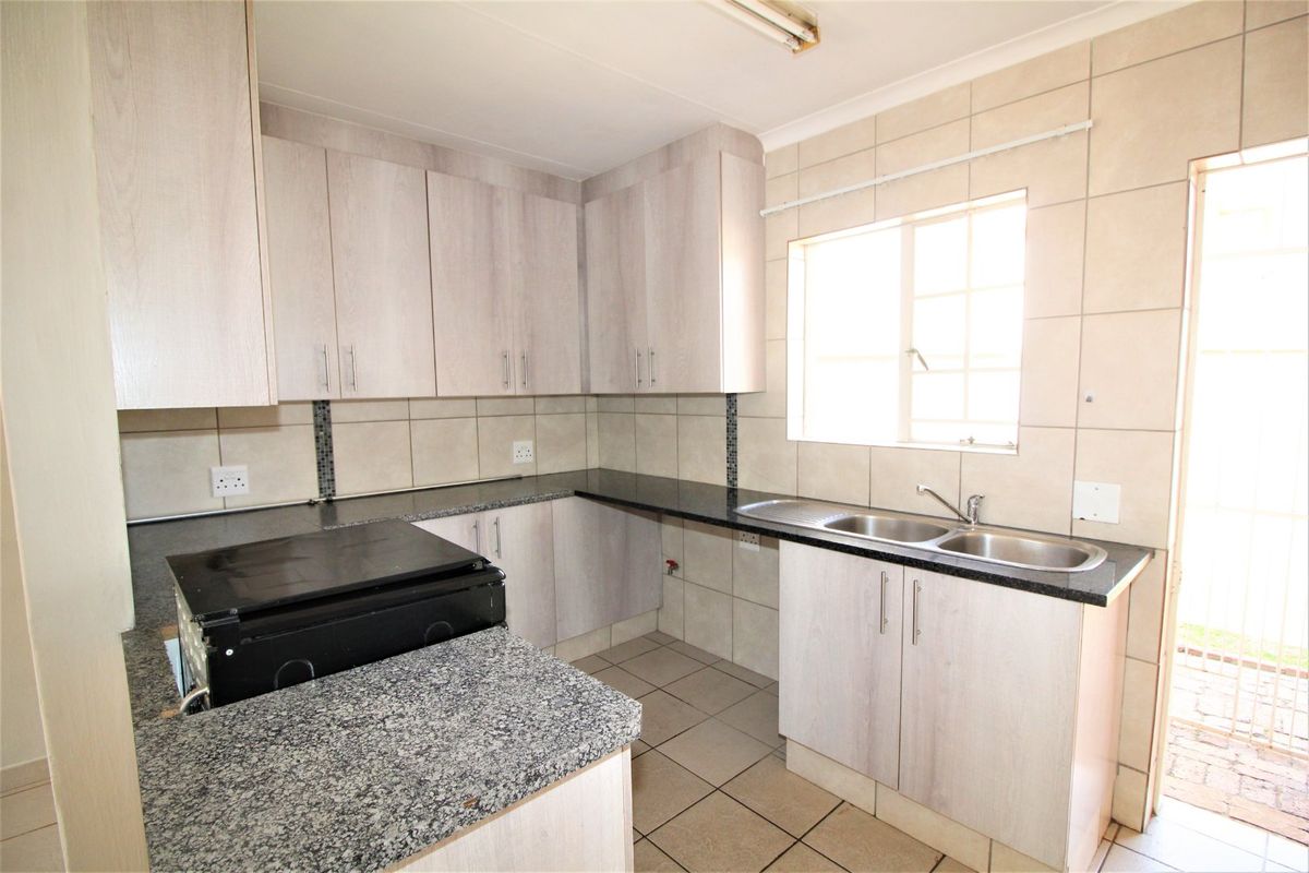 Lovely 3-Bedroom House to Rent in Rooihuiskraal North - Photo 4