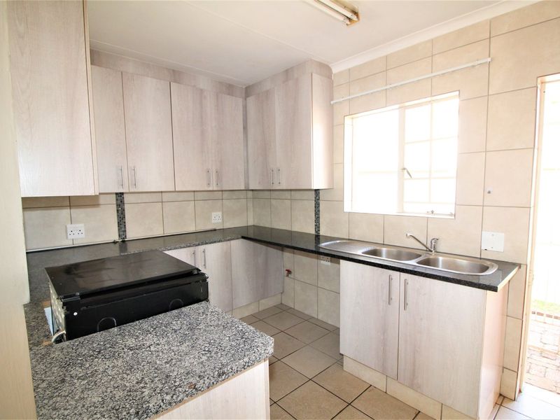 Lovely 3-Bedroom House to Rent in Rooihuiskraal North - Photo 4