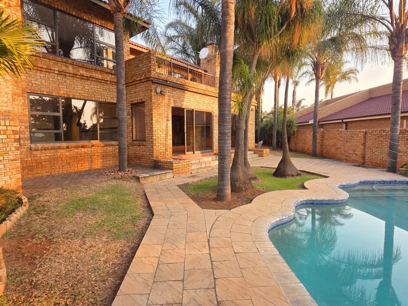 Where Space Meets Everyday Comfort Available Immediately - Photo 1