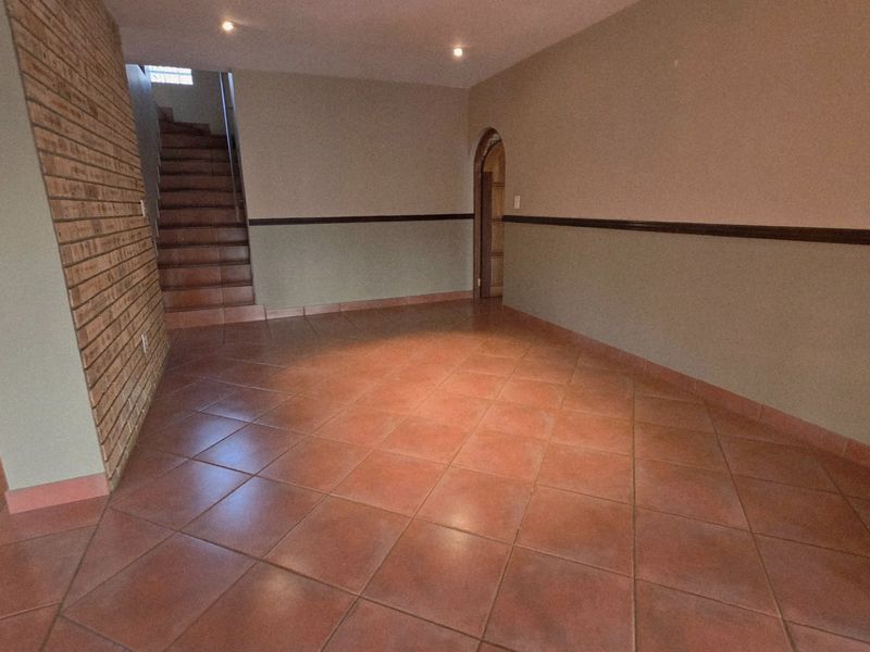 Where Space Meets Everyday Comfort Available Immediately - Photo 6