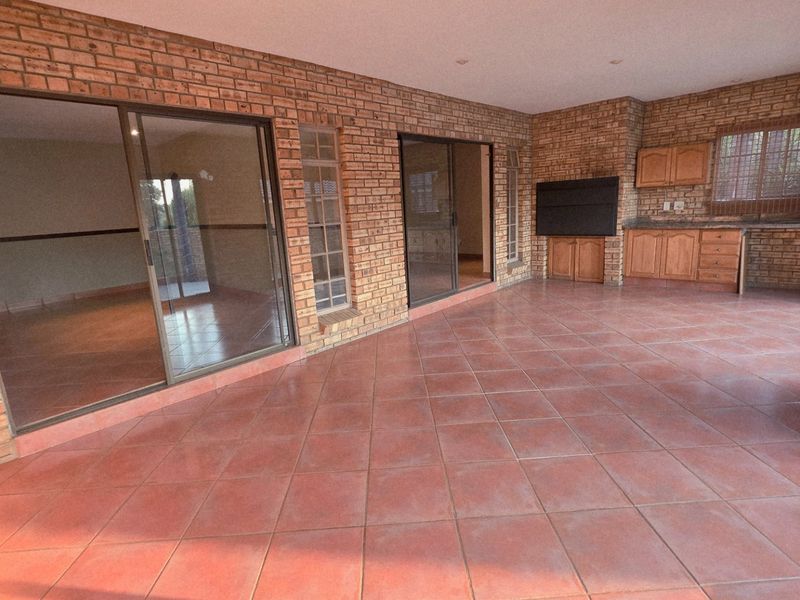 Where Space Meets Everyday Comfort Available Immediately - Photo 5