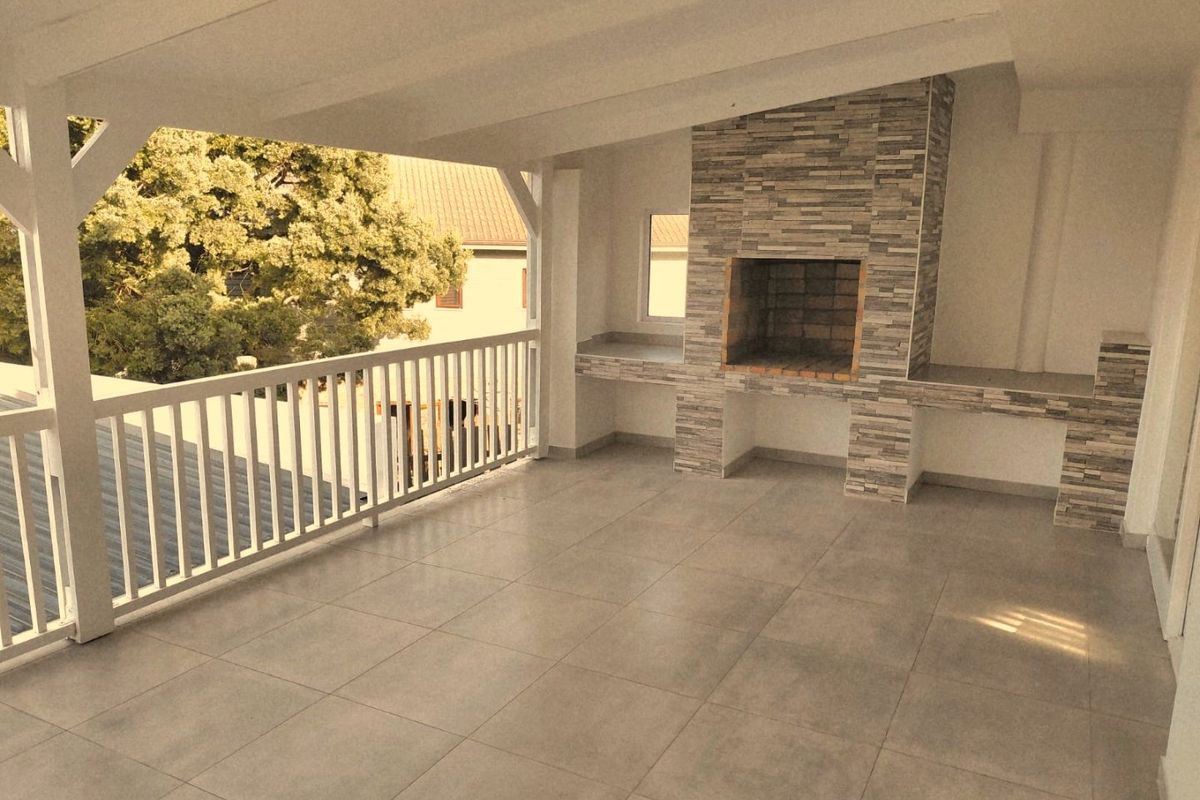 Newly renovated home in quiet area - Photo 5