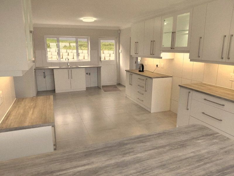 Newly renovated home in quiet area - Photo 9