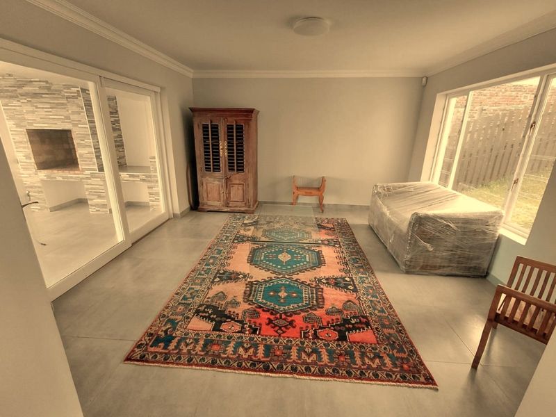 Newly renovated home in quiet area - Photo 6