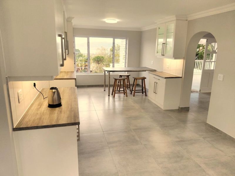 Newly renovated home in quiet area - Photo 10