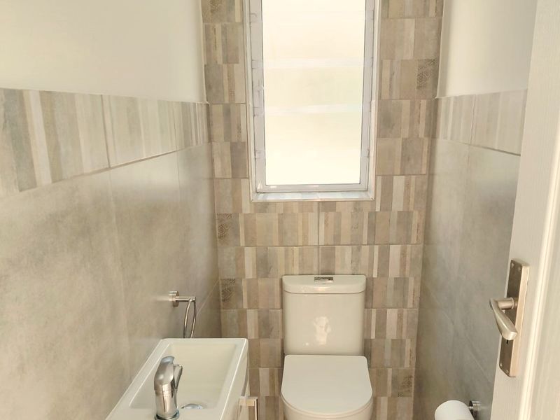 Newly renovated home in quiet area - Photo 8