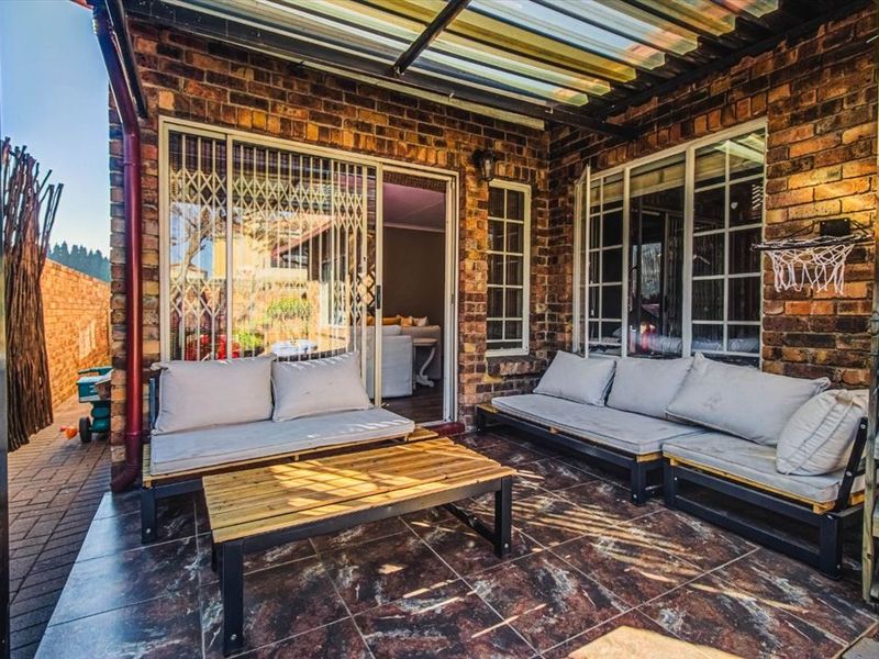 Spacious Family Home Offering Comfort and Convenience - Photo 3