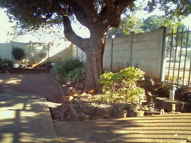 Small complex townhouse on quiet street  - Photo 5