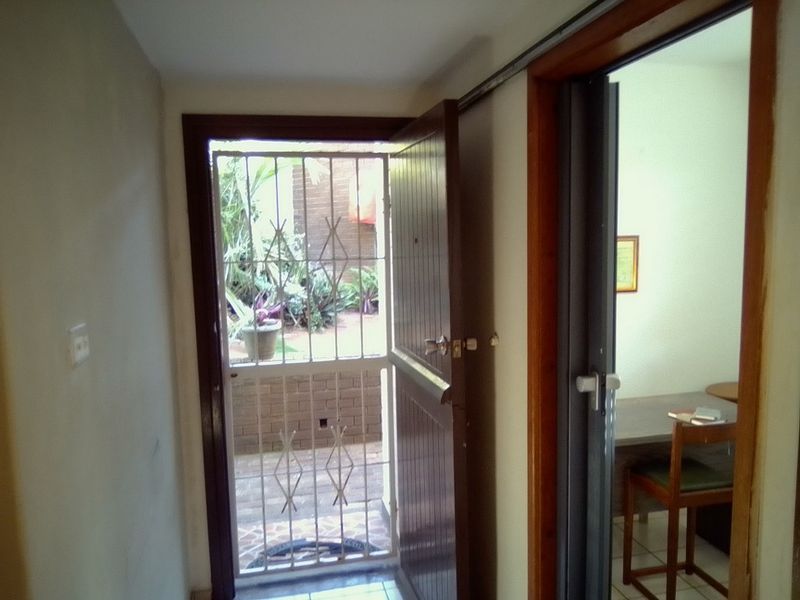 Small complex townhouse on quiet street  - Photo 10