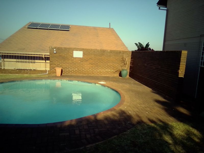 Small complex townhouse on quiet street  - Photo 6