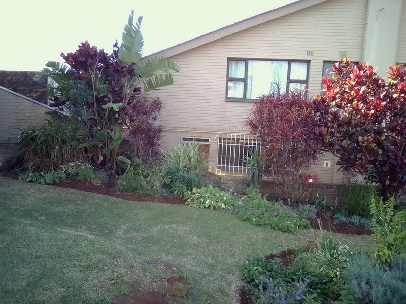 Small complex townhouse on quiet street  - Photo 3